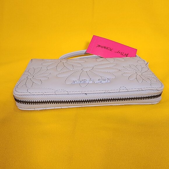 Betsey Johnson Blue Quilted Daisy Flower Spring Wallet Wristlet Zip Around NEW - Picture 9 of 12